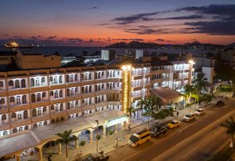 Hotel Fiesta Mexicana allows 18 year olds to book a room