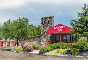 Knights Inn Ashland has rooms with a private hot tub