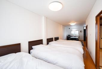 KAMAKURA HOUSE has rooms with a private hot tub