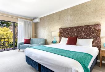 Berry Village Boutique Motel has rooms with a private hot tub