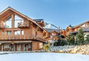 Chalets CEDER has rooms with a private hot tub