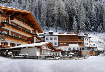 Hotel Sun Valley has rooms with a private hot tub