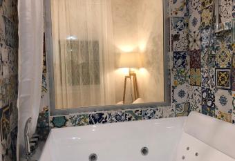 B&B Blu Infinito has rooms with a private hot tub