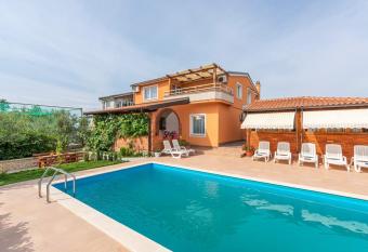 Apartment Complex Villa Visnjan with Pool has Balcony rooms