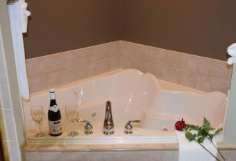 Stone Gate Inn has rooms with a private hot tub