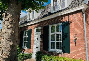 Bed and Breakfast:  Bij ons Achter  allows 18 year olds to book a room