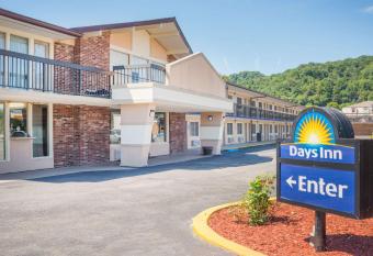 Days Inn by Wyndham Paintsville has rooms with a private hot tub