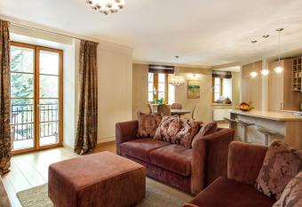 Luxury, comfort & quiet place next to Cathedral allows 18 year olds to book a room