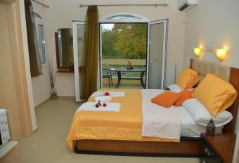 Royal s Studios has Balcony rooms