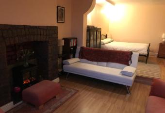 Flat with Seaview/Garden allows 18 year olds to book a room