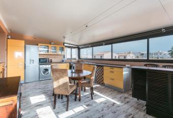 Villa Naturiste Port Venus allows 18 year olds to book a room