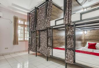 RedDoorz Hostel @ Feliz Noche Cengkareng allows 18 year olds to book a room