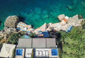 Perge Hotels - Adult Only 18 plus has rooms with a private hot tub