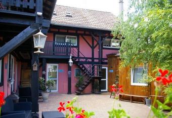 Chambres d H  tes Le Domaine des Remparts allows 18 year olds to book a room