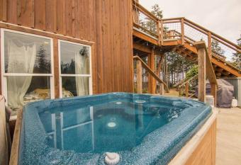 Greenpoint Getaway has rooms with a private hot tub