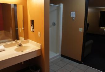 Coratel Inn and Suites Maple Grove has rooms with a private hot tub