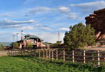 Cougar Ridge Lodge has rooms with a private hot tub