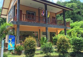 Sandee Bungalow has Balcony rooms