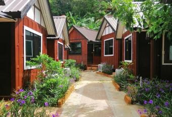 Phi Phi Long Beach Bungalow ( Had Yao) has Balcony rooms