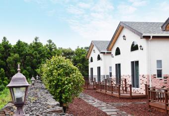 Jeju Cunny Pension has Balcony rooms