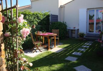 STUDIO ind  pendant DRAPS fournis VRAI lit WIFI 700m OCEAN allows 18 year olds to book a room