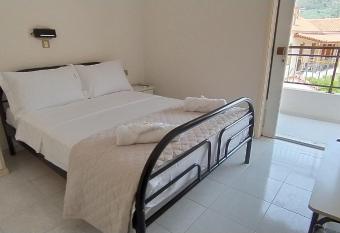 Leonidio Rocks has Balcony rooms