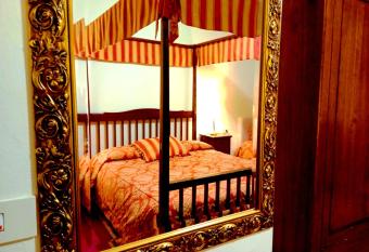 Hotel Tourist House - corner Santa Maria Novella Square - Florence allows 18 year olds to book a room