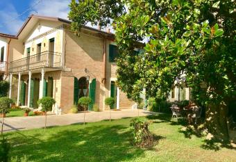 Maison Elena has Balcony rooms