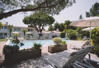 Fleur de Sel has rooms with a private hot tub