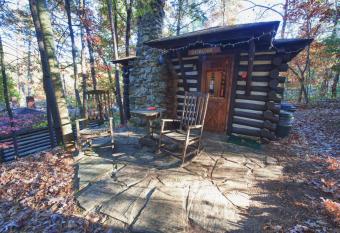 Log Cabin Motor Court has Balcony rooms