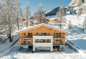 Chalet Roenn has Balcony rooms