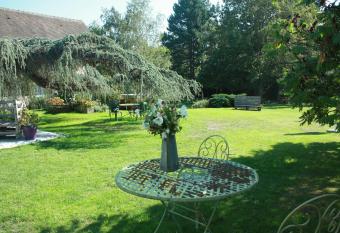 Maison Prairie Bonheur allows 18 year olds to book a room