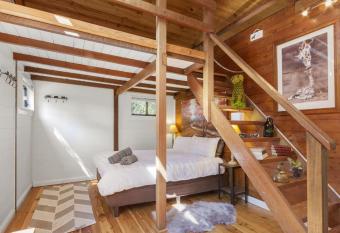 BLUE APPLE LODGE allows 18 year olds to book a room