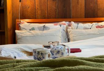 BROWNS COTTAGE allows 18 year olds to book a room