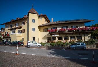Gasthof Zur Sonne has Balcony rooms