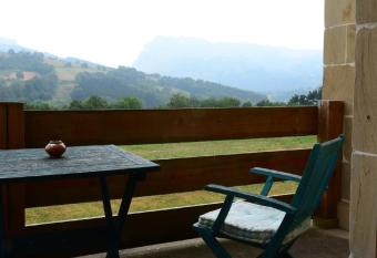 Hotel Alma de Romero has rooms with a private hot tub