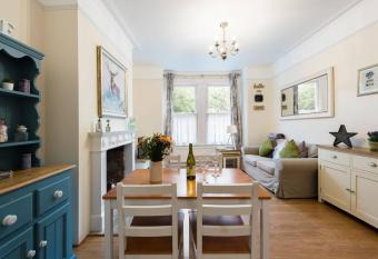 Bikki Apartments - 2 Bedroom allows 18 year olds to book a room