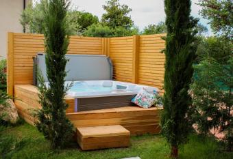 B&B Villa Pel  r has rooms with a private hot tub