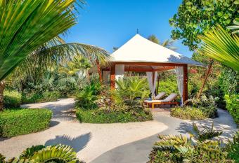 The Ritz-Carlton Ras Al Khaimah, Al Hamra Beach has rooms with a private hot tub