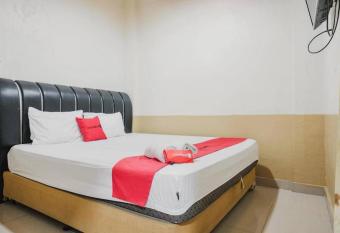 RedDoorz @ Jalan STM Medan allows 18 year olds to book a room