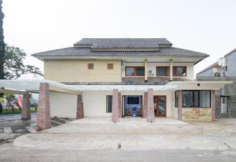 RedDoorz Plus At Panorama Villas Batu allows 18 year olds to book a room