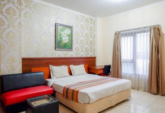 Pineapple Mansion Solo Mitra RedDoorz near RS JIH Solo allows 18 year olds to book a room
