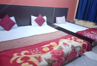 Yash Guest House 01 Minute Walk in Nizamuddin Railway Station allows 18 year olds to book a room
