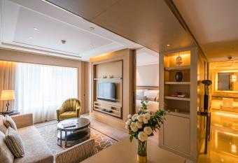 IFC Residence has rooms with a private hot tub