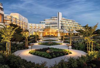 Inn at Laurel Point allows 18 year olds to book a room