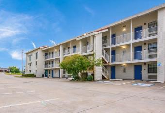 Econo Lodge has Smoking rooms