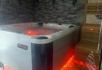 L Esth  lio G  tes ou L Esth  lio Spa avec Jacuzzi et Sauna allows 18 year olds to book a room