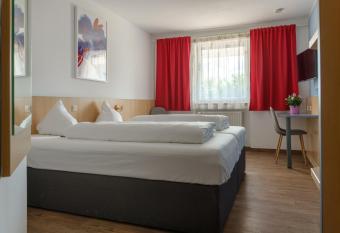 Motel Drei K  nig- Ihr Transithotel allows 18 year olds to book a room