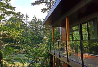 Storm Cove Suites has rooms with a private hot tub