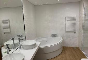 UVE Alcobendas has rooms with a private hot tub